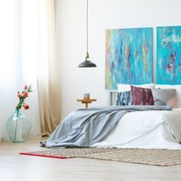 Vieta virs gultas – kā to izmantot praktiski un dekoratīvi