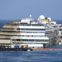 'Costa Concordia' izcelšana: avarējušo kuģi izdodas nostādīt vertikāli