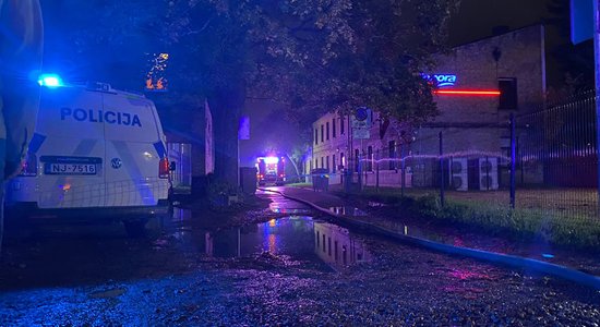 ФОТО, ВИДЕО. На улице Цесу в Риге загорелся заброшенный дом; из соседних зданий эвакуированы шесть человек