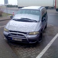 Foto: Polijā jau pusgadu ceļmalā mētājas 'Chrysler' no Latvijas
