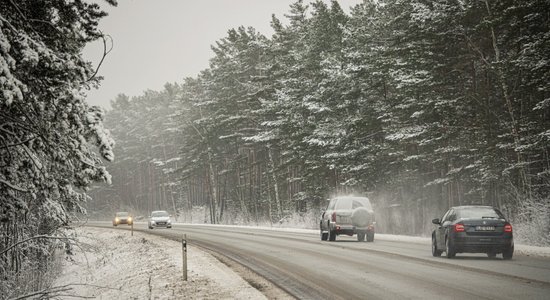 Šorīt visā Latvijā autoceļi sniegoti un apledo