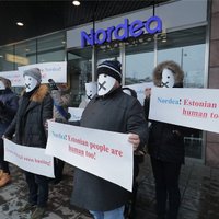 ФОТО: Работники эстонских банков надели маски и провели в Стокгольме пикет