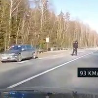 Autovadītājam videoreģistratorā konstanti 93 km/h, policija aptur par 151 km/h