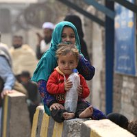 Afganistānā nav pat dzimuši. Pakistāna un Irāna simtiem tūkstošus afgāņu sūta 'mājup'