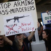 Floridas gubernators paraksta jaunus ieroču kontroles noteikumus
