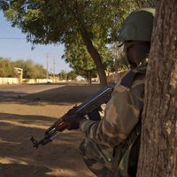 Islāmistu kaujinieku uzbrukumā nogalināti 20 Mali karavīri
