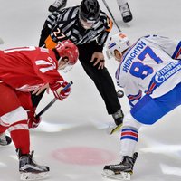ФОТО, ВИДЕО: Линейные судьи из Беларуси опоздали на матч чемпионата КХЛ