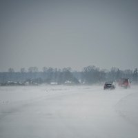 Gandrīz visā Latvijā autoceļi ir sniegoti un apledo; braukšanas apstākļi pakāpeniski uzlabojas