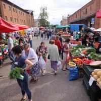 Foto: Cūku pupas, zemenes, cukurzirņi un citi lauku labumi Nakts tirgū