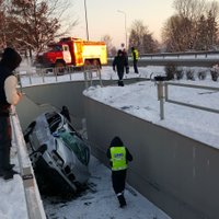 Foto: Avārijā pie Ogres BMW X5 'iekrīt' gājēju tunelī