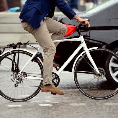 68% velosipēdistu un skrejriteņu vadītāju pārvietojas bez ķiveres