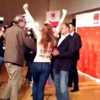 Активистки FEMEN разделись перед главой Гамбурга