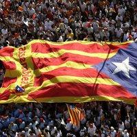 Katalonija pasludina neatkarību; Spānija atņem reģionam autonomiju