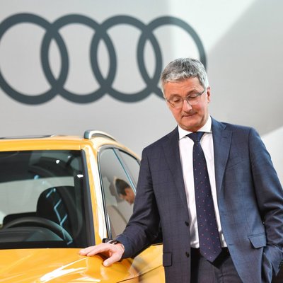 VW no amata atbrīvo apcietinājumā esošo 'Audi' vadītāju Rupertu Štadleru