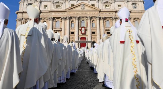 Революция или "врата ада"? Исторический синод в Ватикане обсуждает будущее женщин и ЛГБТ в католической церкви