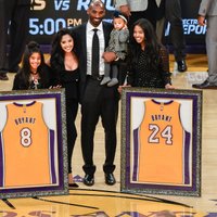 Foto: 'Lakers' iemūžina Kobes Braienta spelētāja numurus