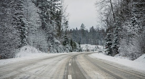 Trešdienas rītā daudzviet Latvijā apledojums, slapjš sniegs un migla apgrūtina braukšanu