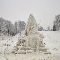 Aronas kalns priecē ar iespaidīgu ledus skulptūru