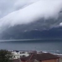 Iespaidīgs video: Virs Sidnejas savelkas milzīgi negaisa mākoņi
