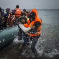 Cilvēku kontrabandisti par bēgļu pārvadāšanu nopelnījuši miljardu eiro