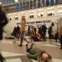 Foto: Pasažierus pārsteidz flešmobs Rīgas Centrālajā stacijā