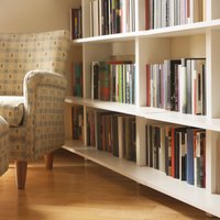 Grāmatu krājumu glabāšana viesistabā – radošas idejas plauktiem