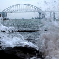 Крымский мост соединил берега железнодорожными пролетами