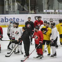 Foto: Kanādas hokejisti gatavojas Phjončhanas spēlēm un lej sviedrus Piņķos