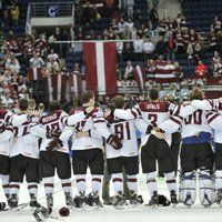 Foto: Tiesneši noraida, Latvija tik spēlē un uzvar