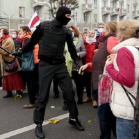 Minskā miliči ar piparu gāzi sagaida pensionāru gājiena dalībniekus