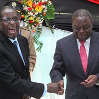 Mugabe paraksta jauno Zimbabves konstitūciju un gatavojas valdīt vēl 10 gadus
