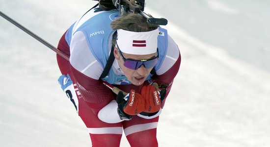 Latvijas biatlonisti pasaules čempionāta jauktajā stafetē aiz sevis atstāj sešas konkurentes