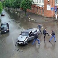 Video: Parasta auto avārija Krievijā izraisa pamatīgu kautiņu