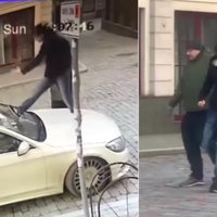 Video: Vecrīgā vīrietis uzlec uz 'Mercedes' un sāk to spārdīt