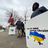 Lai ļautu iedzīvotājiem atbalstīt Ukrainu, valdība ļauj piketos pulcēties līdz 3000 cilvēku