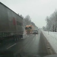 ВИДЕО: Секунда до трагедии – машина мчится по "встречке" на Лиепайском шоссе