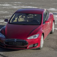 Baltijā oficiāli nonākuši pirmie 'Tesla' elektromobiļi