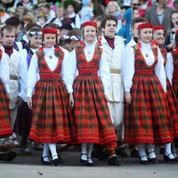 Latvijas simtgades ekspresis ar dziedātājiem un dejotājiem piestās Rīgā