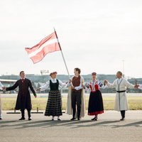 Noskaties! Par godu Baltijas ceļam vairāk nekā 100 dejotāju uz lidostas skrejceļa izdejo Gatves deju