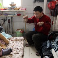 Foto: Ķīnā ģimene ievācas uz dzīvi tualetē