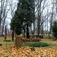 Эксперимент: в Риге в обход правил можно получить эксклюзивное место на кладбище