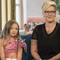 Britu TV skatītājus satrauc nepiedienīgi sapucēta mazulīte