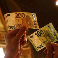 500 eiro atbalstu par katru bērnu izmaksās līdz 31. martam; jālemj arī Saeimai (plkst. 15.50)