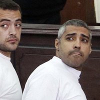 Ēģiptes tiesa uzdod atbrīvot ieslodzījumā esošos 'Al Jazeera' žurnālistus