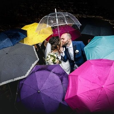 В резиновых сапогах и с зонтом в руках. Что важно учесть, если в день свадьбы погода подвела