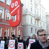 Foto: 'Atdod deviņi!' – 'Latvijas attīstībai' protestē pret mikrouzņēmumu nodokļa paaugstināšanu