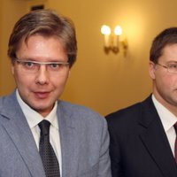 Ušakovam un Dombrovskim svētkos daļa iedzīvotāju nestu dāvanu, daļa – žagarus