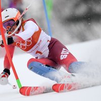 Šveiciete Mišela Gizina papildina ģimenes olimpisko zelta medaļu kolekciju ar uzvaru Alpu kombinācijā