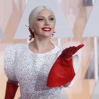 ФОТО: "Хозяйственные" перчатки Lady Gaga стали Интернет-мемом
