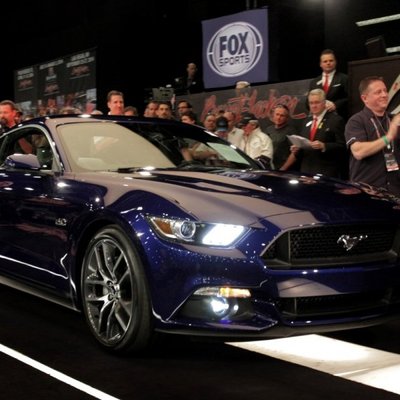 Video: Jauno 'Ford Mustang' izsola par 300 tūkstošiem dolāru